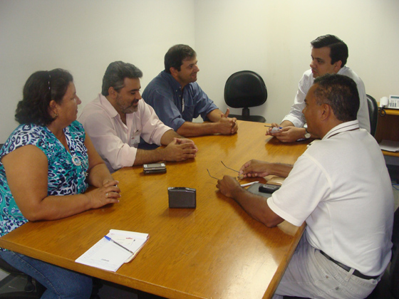 Vereadores em reunião com o gerente de relações institucionais da Usina Guarani