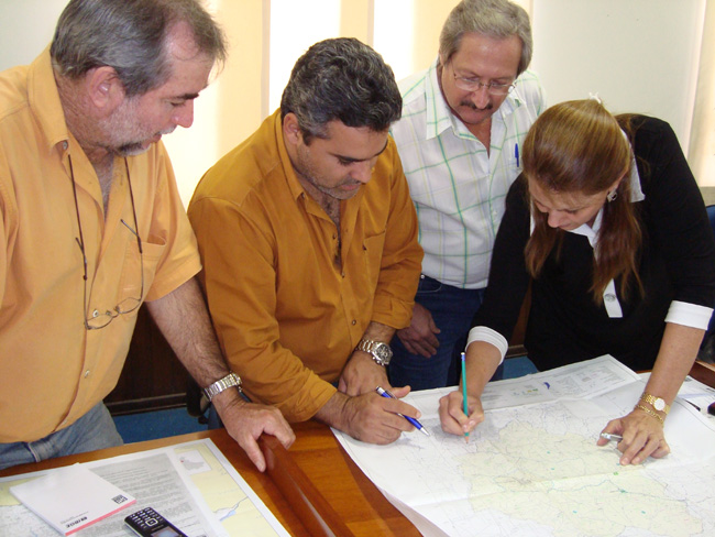 Zinho Cantori, Marcelo Otaviano, Nolli e Regina Del'Arco examinam os limites do município no mapa fornecido pelo IBGE 