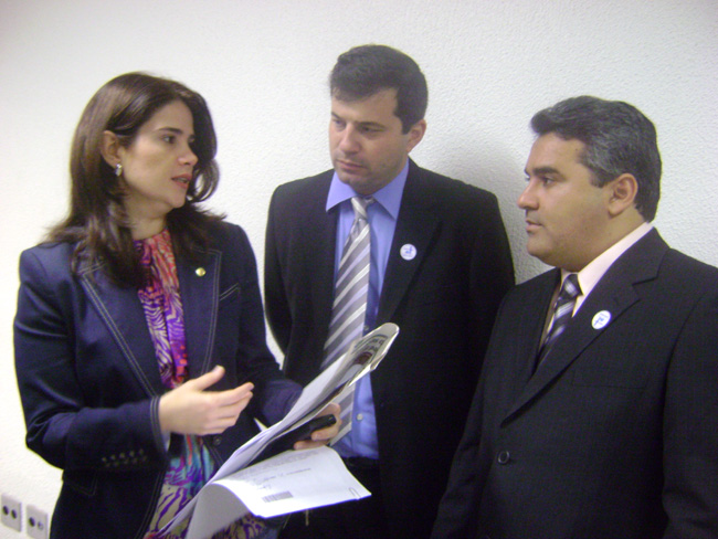 Deputada federal Aline Corrêa recebe os pedidos dos vereadores Alexandre e Marcelo Otaviano