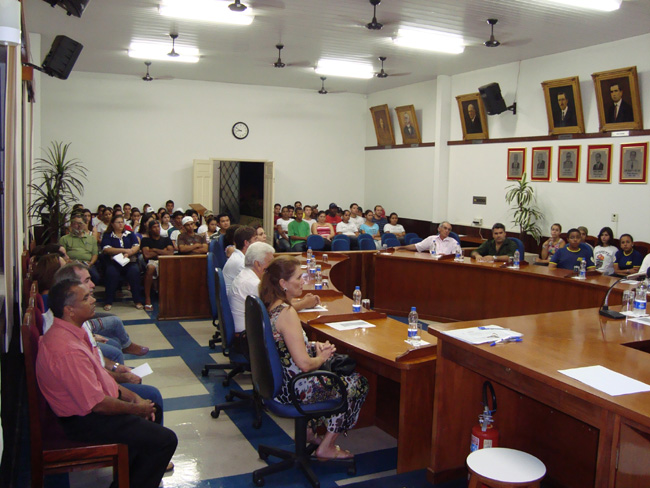 Vereadores entre autoridades durante palestra na Câmara Municipal