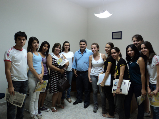 Alunos e professoras da Escola Bairro Cruzeiro com o presidente do Legislativo (ao centro)