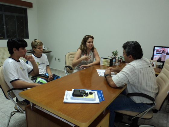 Hiago, Lucas e a professora Vanessa no gabinete do presidente Marcelo Otaviano