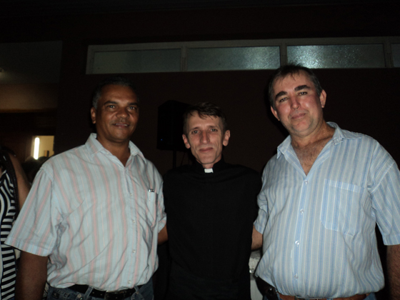 Toninho do Sindicato e Zinho Cantori com o padre hoemenageado (ao centro)