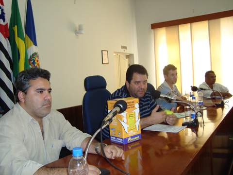 Marcelo Otaviano (presidente), vereador Fabinho, o contador da prefeitura, Nilton Sérgio Fiorot, e o vereador Toninho
