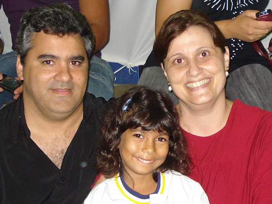 Marcelo e Patrícia com uma aluna da EMEI Zenaide