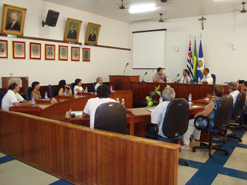 Vereadores e representantes de entidades assistenciais recebem orientações do assessor do deputado Gilson de Souza 
