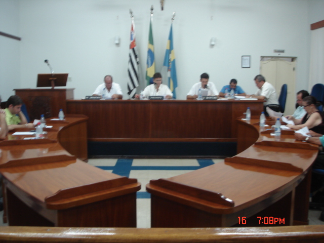 Mesa Diretora e demais vereadores reunidos na última sessão de outubro