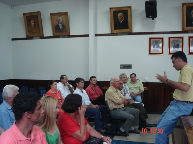 Deputado Guilherme Campos durante conversa com partidários e diretores de entidades