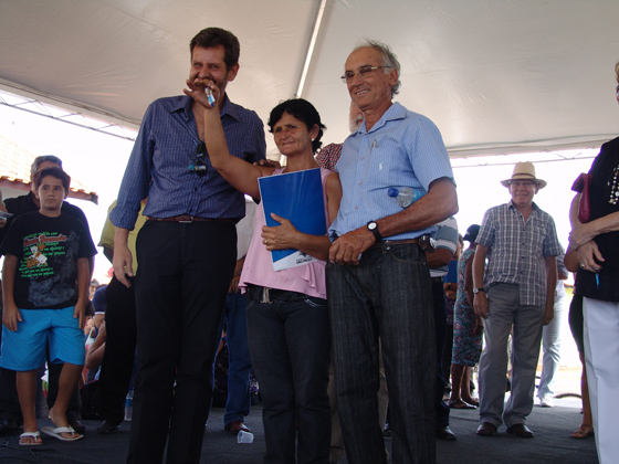 Presidente do Legislativo entrega as chaves de um dos imóveis do Conjunto Habitacional Paulo Gurjon