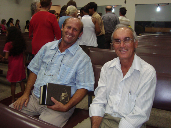 Com o amigo Eliel Prioli, Nardo Gurjon aguarda para falar com o pastor Daniel Zuntini
