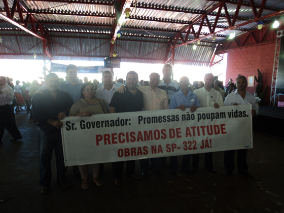 Vereadores, secretários municipais e o prefeito de Monte Azul Paulista, Gilberto Arroyo