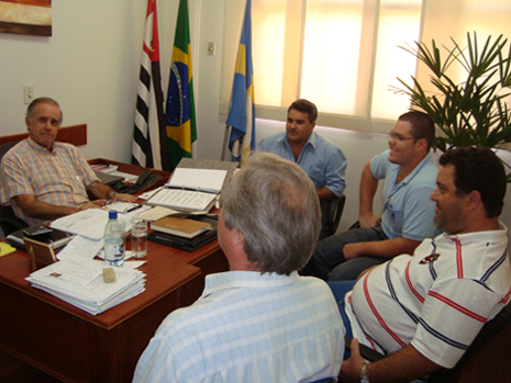 Gilberto Arroyo, Marcelo Otaviano, Gabriel, Fabinho e Nolli, durante reunião na Prefeitura Municipal