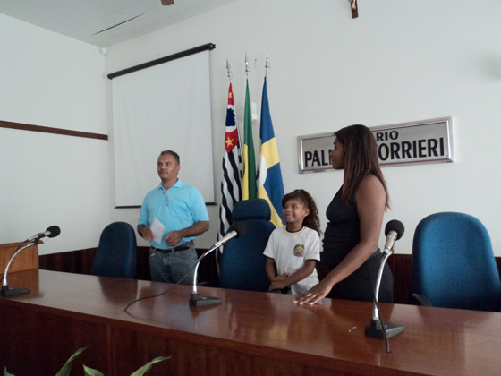 Vereador Toninho e Cláudia Cardoso verificam o local onde será realizado o evento