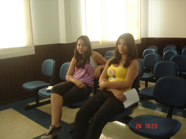 Suelem Reginato Gonçalves (a segunda da esquerda para a direita), vereadora mirim da legislatura 2007, prestigiando a sessão com uma amiga