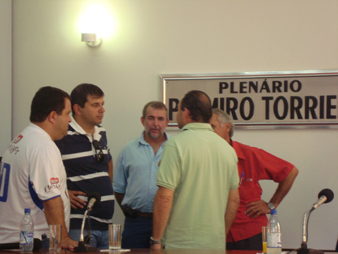 Vereador Fabinho, Alexandre, Zinho Cantori e Nardo Gurjon conversam com Vinholi após a recepção na Câmara Municipal