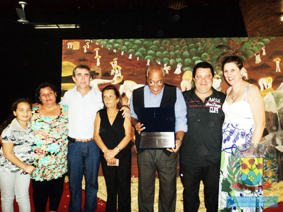 Vereadora Onilda, Zinho Cantori e Fabinho da Delegacia com a família do homenageado Vagnaldo de Souza