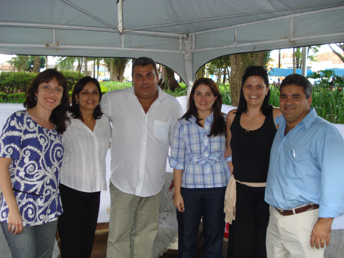Juliana Damus, a secretária da Educação e o vice-prefeito de Gavião Peixoto, Márcia e Adriano Marçal da Silva, Aline, Patrícia e Marcelo