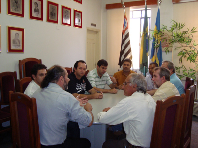 Vereadores com representantes do INSS e da Prefeitura