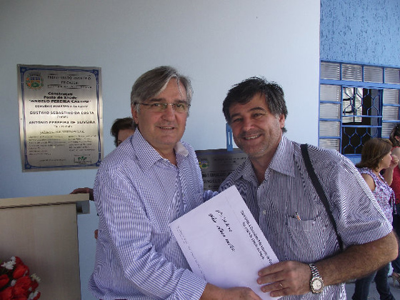 Deputado Antônio Mentor recebe documento do vereador Dr. Lemo, solicitando recursos