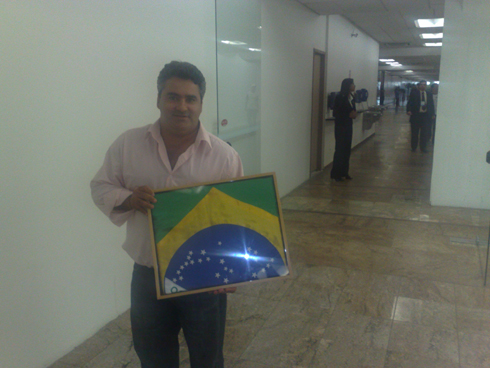 Marcelo Otaviano mostra placa que o SENAI recebeu em evento internacional