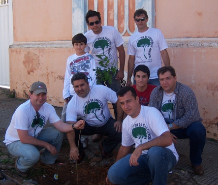 Vestindo a camisa do Dia da Consciência Ambiental, Fabiano Bortolan, Marcelo Otaviano com os filhos e diretores da Associação Kaiowas 