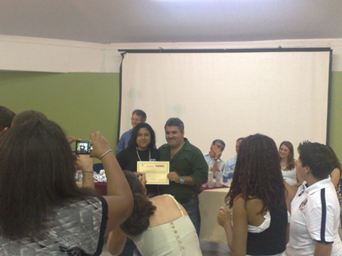 Marcelo entrega diploma a formanda de Monte Azul