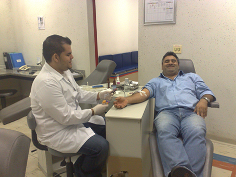 Marcelo Otaviano doando sangue no Hemocentro de Bebedouro