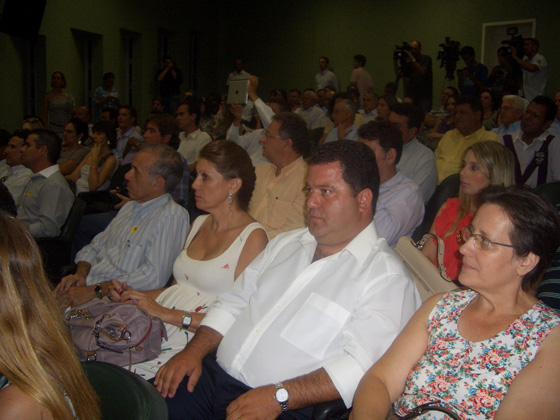 Vereador Fabinho da Delegacia e demais representantes de Monte Azul Paulista durante encontro com Rodrigo Garcia 