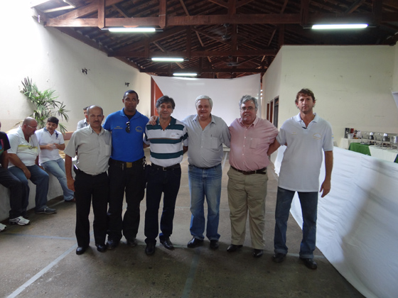 Dr. Lemo e o deputado José Mentor (ao centro) com os demais monte-azulenses que foram abraçar o parlamentar em Cajobi