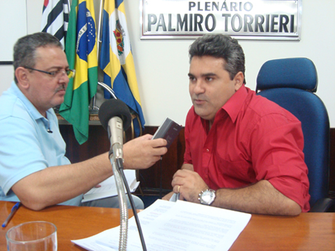 Agmar de Andrade entrevista o presidente do Legislativo após a sessão