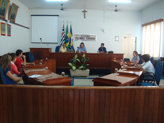 Vereador Fabinho (no centro) com assessores do deputado Gilson de Souza e representantes das entidades participantes do NFS, na Câmara Municipal