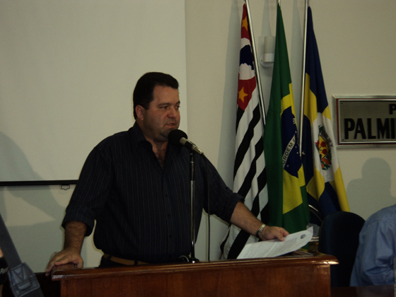 Vereador Fabinho, na tribuna, durante a primeira sessão de junho