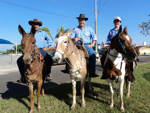 Vereador Fabinho (ao centro), com seus companheiros, pronto para a cavalgada