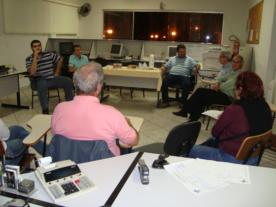 Vereador Nardo Gurjon (de camisa verde) com os de mais participantes da reunião, na Acimap