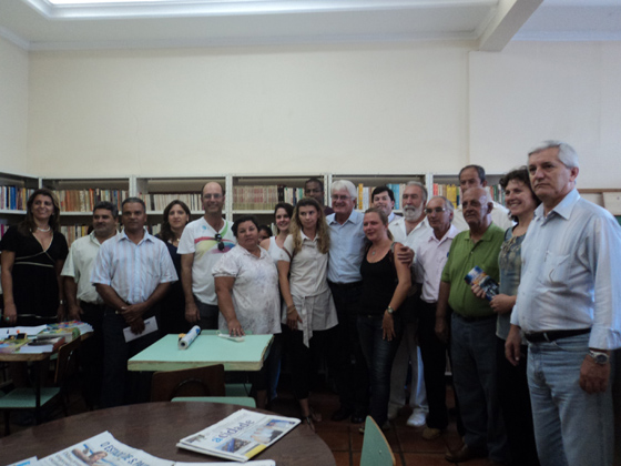 Vereadores com o deputado Engler, autoridades e demais amigos que foram receber o parlamentar na Biblioteca "Dr. Clóvis Julião Arroyo"