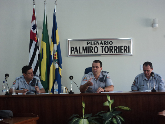 O comandante do 3º Pelotão da P M, 1º tenente Marlon de Assis Magro, entre o 2º sargento Cláudio R. Marques Pereira e o cabo J. Ovídio Dinarelli