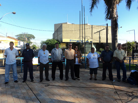 O prefeito Gilberto Arroyo e a primeira-dama Cacilda (ao centro), vereadores e outras autoridades municipais