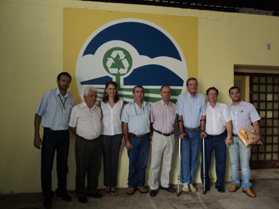Zinho Cantori (o quarto da esquerda para a direita) ao lado do prefeito, demais autoridades e envolvidos com o meio ambiente