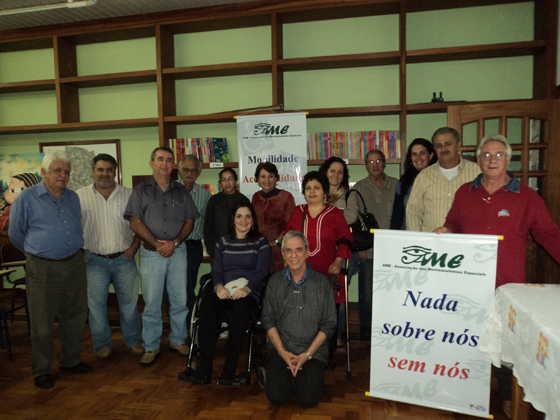 Participantes do evento promovido pela AME, sob a presidência de Antônio Francisco Guerra dos Santos (ajoelhado no centro)