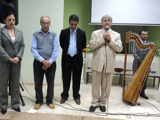 Eunice, Nardo Gurjon, Fradimilson, pastor Donizetti Tófoli, e o harpista Josenildo em momentos de oração
