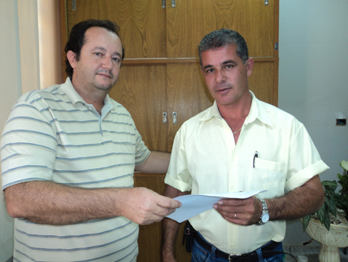 Vereador Té entrega documento ao presidente do Sindicato dos Funcionários Públicos Municipais
