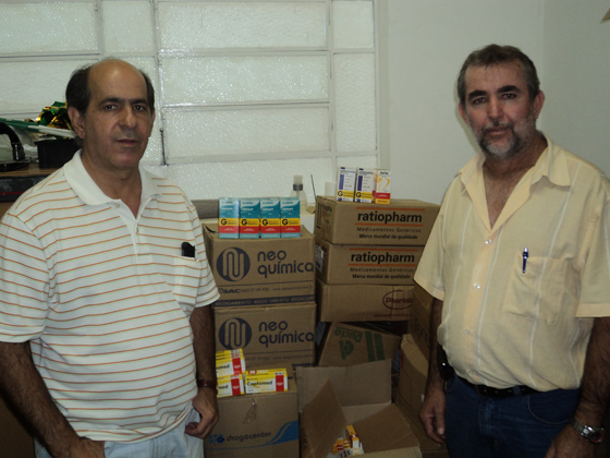 Assali, diretor do Hospital Senhor Bom Jesus, recebe a doação de medicamentos do vereador Zinho Cantori