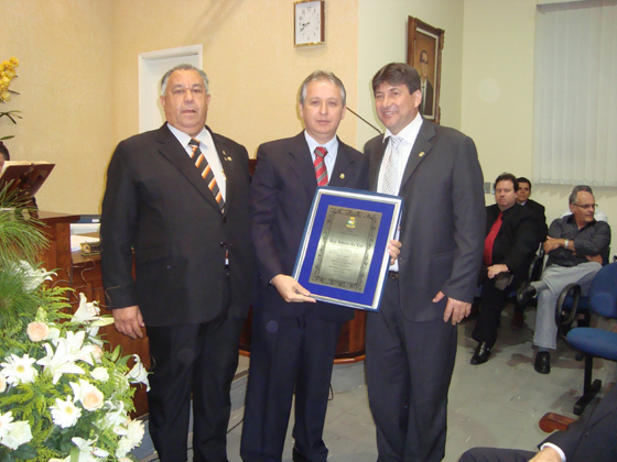 Vereador Eder, Luiz Antonio Gil Leal (ao centro) com o título de Cidadão Paraisense, e o prefeito de Paraíso, Gilberto Galbeiro