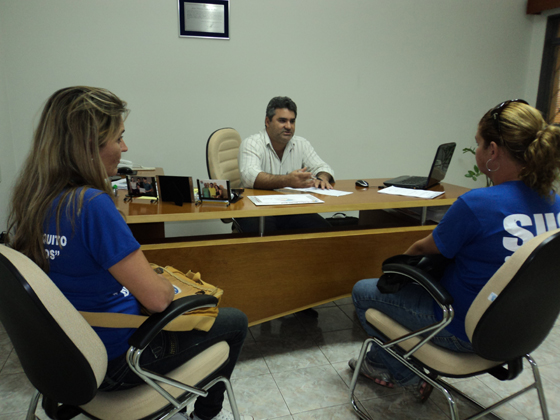 Presidente do Legislativo recebe agentes de combate à Dengue em seu gabinete