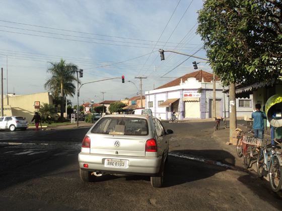 Semáforo ‘quatro tempos’ instalado no cruzamento da Rua Quintino Bocaiúva  com a Praça Newton Prado