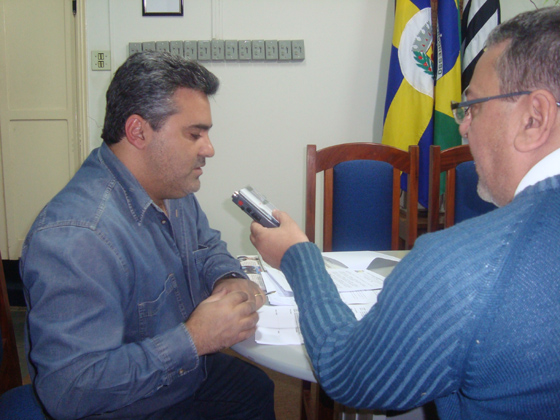 Marcelo Otaviano durante gravação de entrevista, após a sessão do dia 16