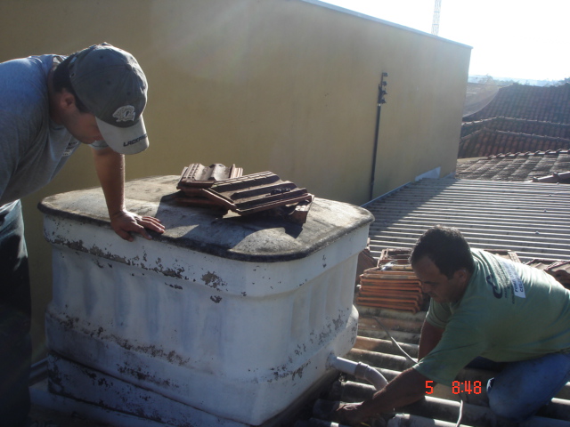 Homens trabalhando na reforma do telhado