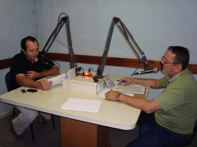 Vereador Té e Agmar de Andrade durante programa jornalístico na Rádio Princesa