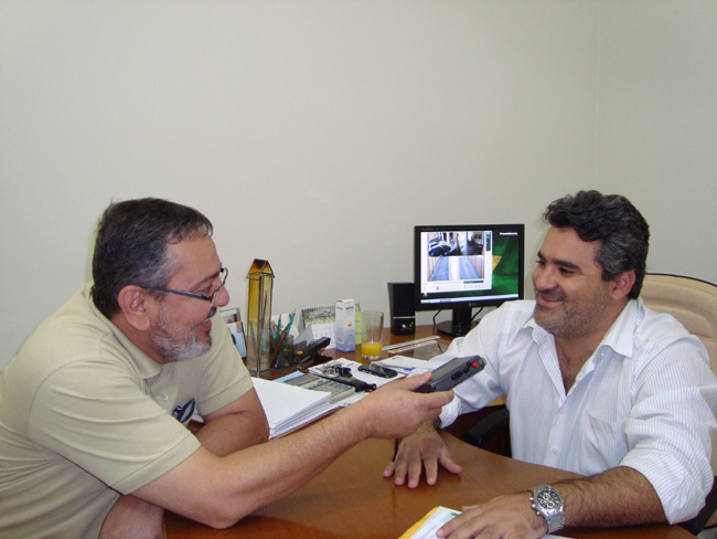 Marcelo Otaviano durante gravação para programa jornalístico