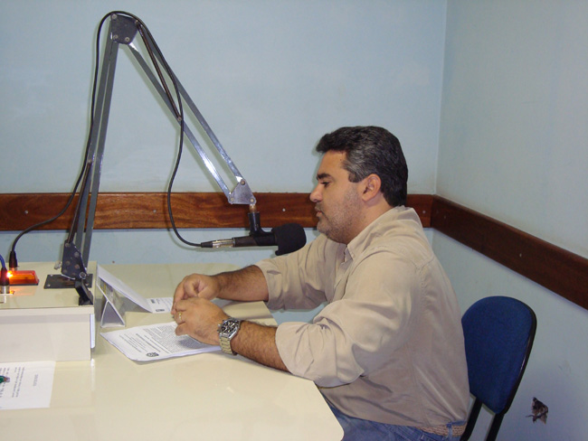 Presidente da Casa de Leis, Marcelo Otaviano, durante programa jornalístico na Rádio Princesa